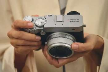 Не «Лейкой» единой: Fujifilm представила компактную среднеформатную камеру GFX100RF за $4900