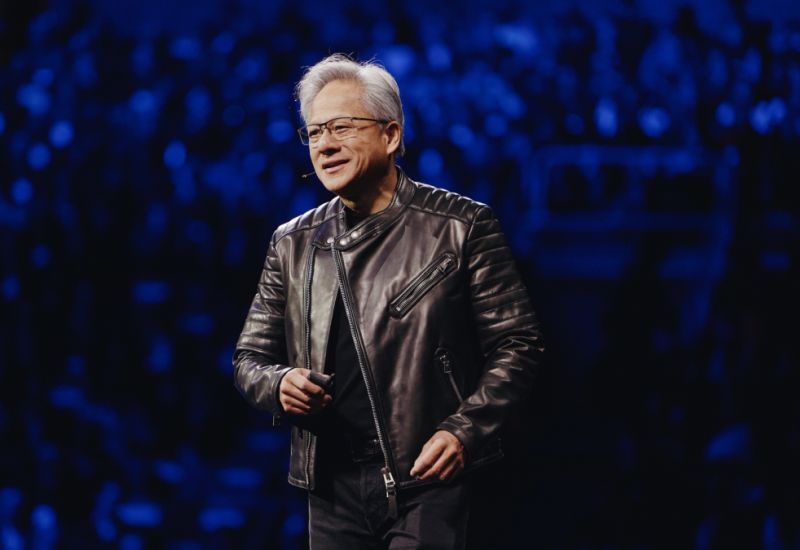 Глава Nvidia признался, что пока никто не предлагал ему купить часть Intel