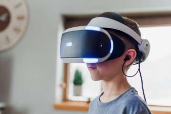 Рынок VR-гарнитур упал в прошлом году — его почти целиком захватила M**a, а у Apple продажи скатились