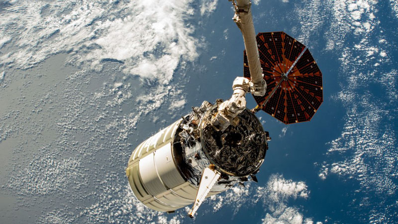 Космический грузовик NASA Cygnus сломали по пути к месту запуска — теперь SpaceX придётся отвезти на МКС больше продовольствия