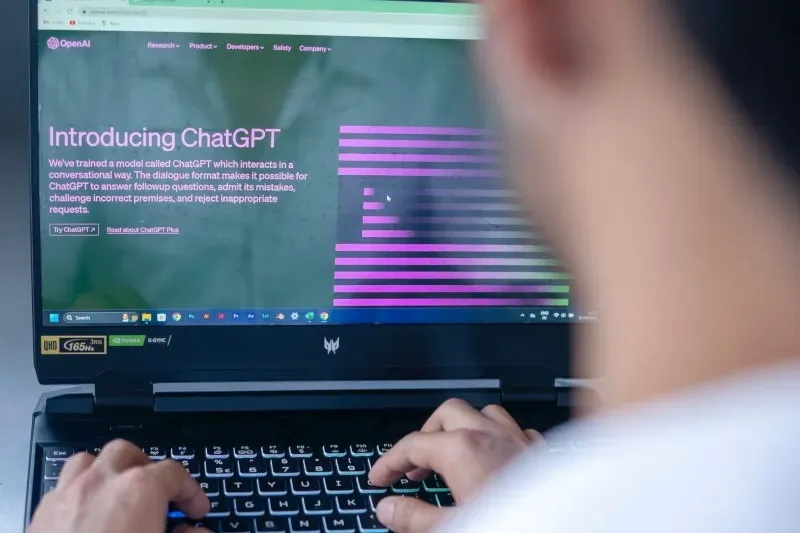 ChatGPT захватил 83 % мирового рынка ИИ-ботов — в России он тоже лидер, но конкуренция острее