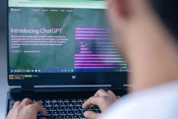 ChatGPT захватил 83 % мирового рынка ИИ-ботов — в России он тоже лидер, но конкуренция острее