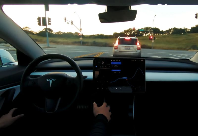 Tesla возродила режим автопилота Mad Max — самый агрессивный и склонный к мелким превышениям скорости