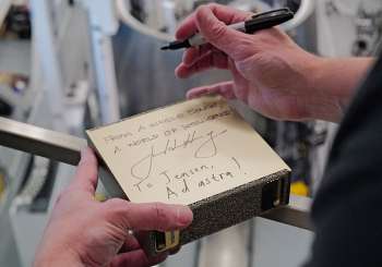 Основатель Nvidia лично доставил новейшие ИИ-ПК DGX Spark Илону Маску и Сэму Альтману