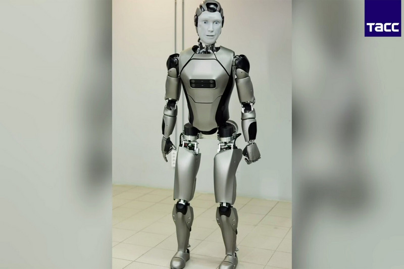 Представлен первый российский человекоподобный робот с ИИ — на презентации он рухнул после пары шагов