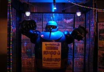 Шанхай намерен заменить официантов и поваров роботами сначала у себя, а потом и в других странах