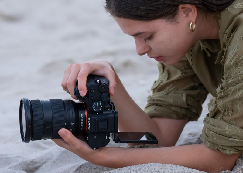 Sony представила A7 V — свою первую полнокадровую камеру с частично-стековым сенсором и бесшумной съёмкой 30 кадров/с за $2900