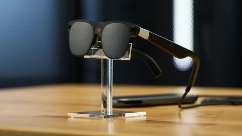 Google показала Xreal Project Aura — проводные умные очки с прозрачным экраном, Android XR и дизайном классических очков