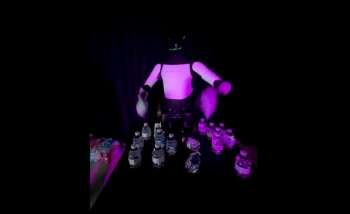 Я устал, я полежу: робот Tesla Optimus картинно рухнул на мероприятии, потеряв связь с оператором