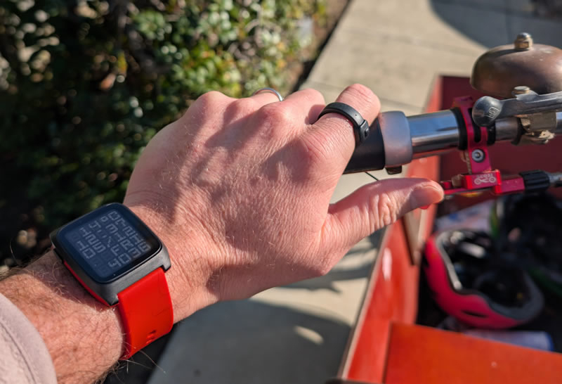 Pebble представила Index 01 — умное кольцо с кнопкой, которое запишет и не даст забыть удачную мысль