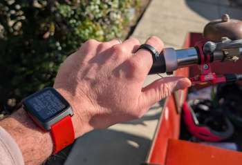 Pebble представила Index 01 — умное кольцо с кнопкой, которое запишет и не даст забыть удачную мысль