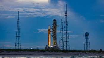 Ракета для исторического облёта Луны людьми подготовлена для выкатки на стартовую площадку