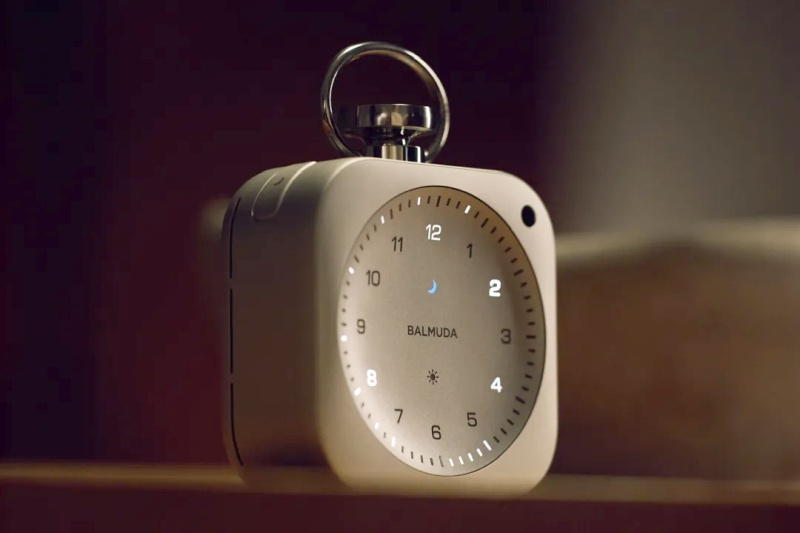 Этот будильник сложно возненавидеть — Balmuda The Clock вовсю старается сделать засыпание и пробуждение приятными