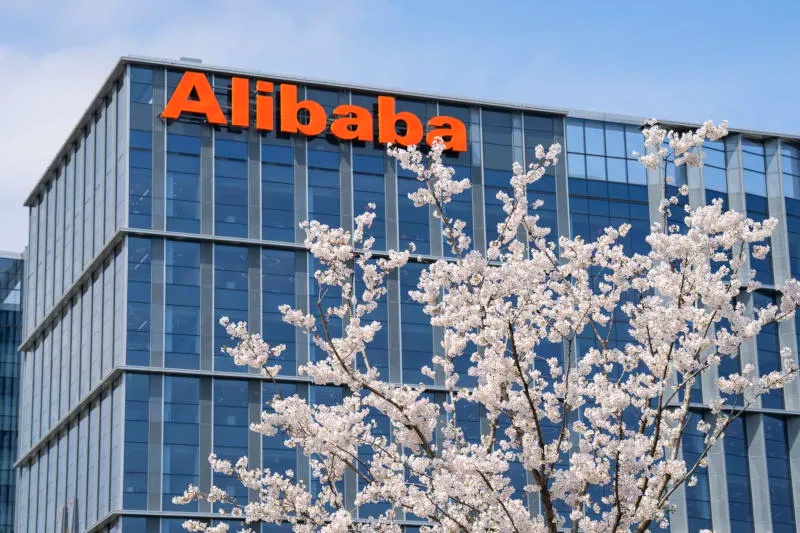 Прибыль Alibaba рухнула на 84 %, но гендир назвал отдачу от ИИ «абсолютно очевидной»
