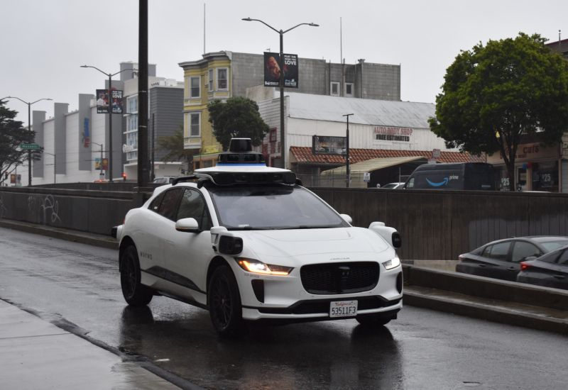 Waymo отучит роботакси штурмовать затопленные улицы