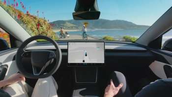Водители Tesla научились обманывать автопилот игрушечной головой — чтобы листать соцсети за рулём