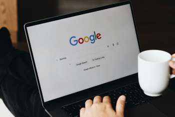 Google начала убирать кнопку «Поиск в Google» с главной страницы — её заменяет ИИ, но пока только в рамках теста