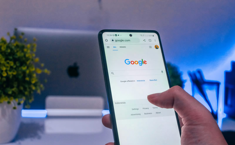 Французские СМИ потребовали от Google компенсации за использование статей в ИИ-сводках