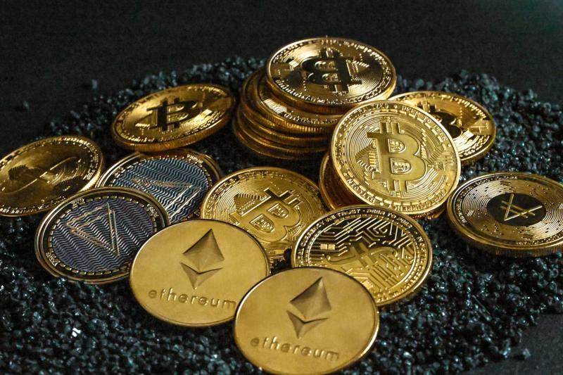 ЦБ разрешил россиянам покупать Bitcoin и Ethereum на бирже, но не более чем на 300 тыс. рублей в год