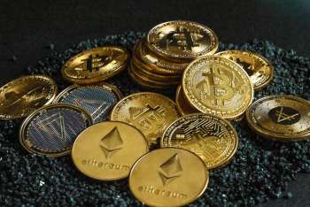 ЦБ разрешил россиянам покупать Bitcoin и Ethereum на бирже, но не более чем на 300 тыс. рублей в год