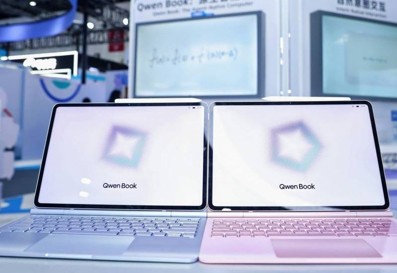 Alibaba представила Qwen Book — ноутбук-трансформер на Snapdragon 8 Elite Gen 5 с ИИ-агентом, вшитым в собственную ОС на базе Android