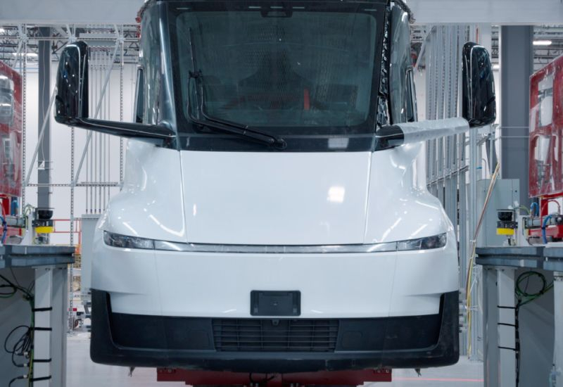 Tesla наконец готова массово выпускать электрические грузовики Semi — запущен «грузовой автозавод» в Неваде