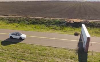 Tesla на автопилоте протаранила стену с изображением пустой дороги